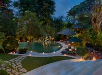 Villa Bougainvillea, Pool bei Nacht